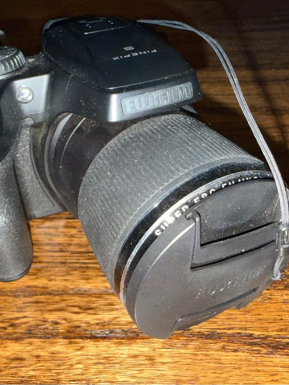 Fujifilm Finepix S8200 16.2MP, Wide 24MM 40X Optical Zoom Lens w/ Carrying Case
